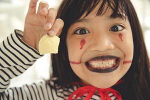 rolig barn klädd halloween kostym. halloween högtider begrepp foto