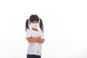 asiatisk liten barn flicka bär respirator mask till skydda coronavirus utbrott foto
