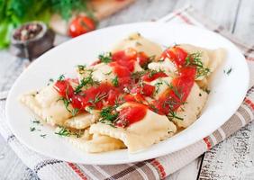 läcker ravioli med tomatsås och dill foto