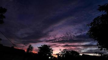 molnig kväll himmel bakgrund med skön Färg gradering 01 foto