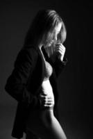 kvinna silhuett i underkläder svart och vit Foto