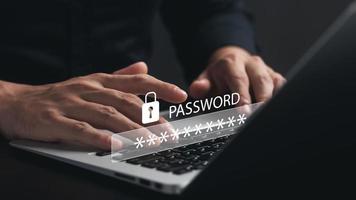 cybersäkerhet och integritetskoncept för att skydda data. låsikon och internetnätverkssäkerhetsteknik. affärsmän som skyddar personuppgifter på bärbara datorer och virtuella gränssnitt. foto