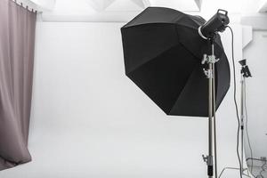 interiör av ljus Plats av Foto studio med stor vit cyclorama med belysning Utrustning