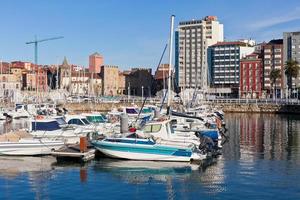 se på gammal hamn av gijon och yachter, asturien, nordlig Spanien foto