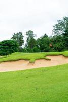 grön med sand bunkrar på golf kurs foto
