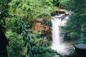 haew suwat vattenfall vid khao yai nationalpark i thailand foto