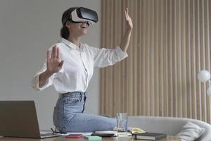 ung förvånad affärskvinna i virtuell verklighetsglasögon som testar innovativ metod för företag foto