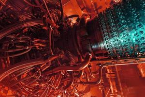 gas turbin motor av utfodra gas kompressor belägen inuti tryck- inhägnad, de gas turbin motor Begagnade i offshore olja och gas central bearbetning plattform. foto