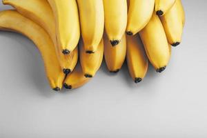 färsk knippa av gul bananer isolerat på en grå bakgrund trendig färger av 2021 foto