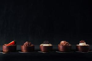 chokladdesserter på en mörk bakgrund foto