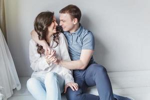 romantisk sexig par i kärlek har trevlig tid tillsammans. ung kvinna kramas pojkvän, vit bakgrund foto