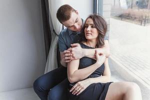 romantisk sexig par i kärlek har trevlig tid tillsammans. ung kvinna kramas pojkvän, vit bakgrund foto