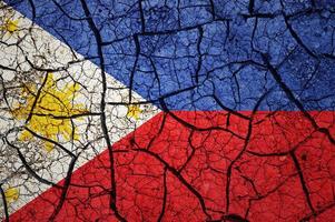 torr jord mönster på de flagga av filippinerna. Land med torka begrepp. vatten problem. torr knäckt jord Land. foto
