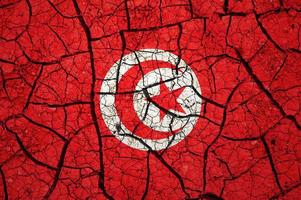 torr jord mönster på de flagga av tunisien. Land med torka begrepp. vatten problem. torr knäckt jord Land. foto