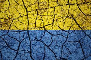 torr jord mönster på de flagga av ukraina. Land med torka begrepp. vatten problem. torr knäckt jord Land. foto