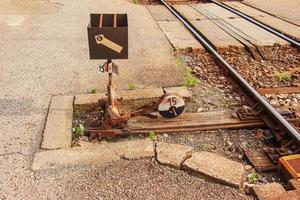 järnväg skenor på sliprar med bultar och nötter foto