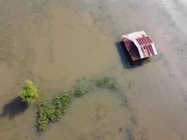 bybornas hus i lantlig thailand var översvämmad. foto