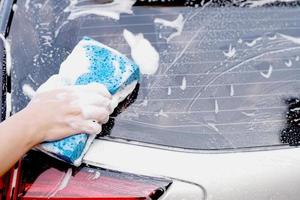 detta man är tvättning de bil och rengöring de bil. foto