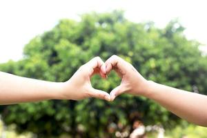 par innehav händer redo till gifta sig på valentines dag foto