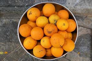 en hink med apelsiner foto