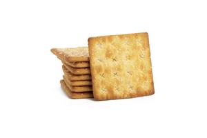 crackers stänkte med socker isolerat på vit bakgrund med klippning väg. friska hela vete kracker foto