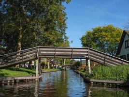 giethoorn by i de nederländerna foto