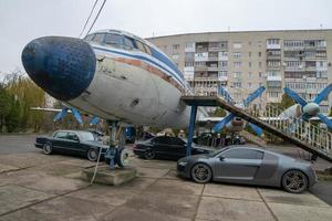 gammal flygplan i en stad av lutsk , Ukraina foto