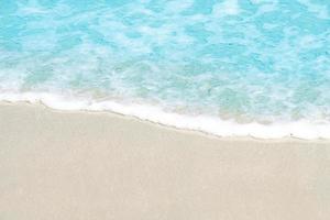 stänga upp mjuk skön hav Vinka på sandig strand för bakgrund foto