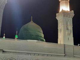 medina, saudi Arabien, okt 2022 - skön se av masjid al nabawi madinah i natt lampor. masjid al nabawi medina presenterar en mycket skön scen i de natt lampor. foto