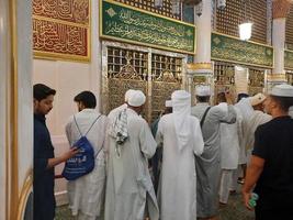 medina, saudi Arabien, okt 2022 - muslim pilgrimer är gående till besök roza rasool på masjid al nabawi medina.. foto