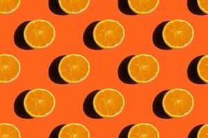 sömlös mönster av en mogen, gott och saftig orange frukt på en ljus orange bakgrund foto