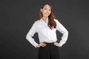 företag kvinna bär vit skjorta stående och håller på med olika poserar. foto