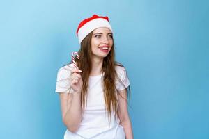 jul kvinna. skönhet modell flicka i santa claus hatt med röd mun och xmas foto