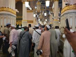 medina, saudi Arabien, okt 2022 - muslim pilgrimer är gående till besök roza rasool på masjid al nabawi medina. foto