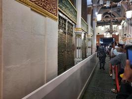 medina, saudi Arabien, okt 2022 - muslim pilgrimer är gående till besök roza rasool på masjid al nabawi medina. foto