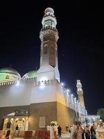 medina, saudi Arabien, okt 2022 - en skön se av de minareter och kupol av de quba moské i medina, saudi arabien på natt. foto