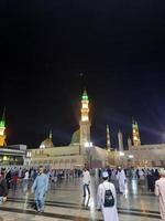 medina, saudi Arabien, okt 2022 - skön se av masjid al nabawi madinah i natt lampor. masjid al nabawi medina presenterar en mycket skön scen i de natt lampor. foto