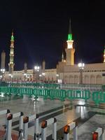 medina, saudi Arabien, okt 2022 - skön se av masjid al nabawi madinah i natt lampor. masjid al nabawi medina presenterar en mycket skön scen i de natt lampor. foto
