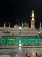 medina, saudi Arabien, okt 2022 - skön se av masjid al nabawi madinah i natt lampor. masjid al nabawi medina presenterar en mycket skön scen i de natt lampor. foto