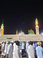 medina, saudi Arabien, okt 2022 - skön se av masjid al nabawi madinah i natt lampor. masjid al nabawi medina presenterar en mycket skön scen i de natt lampor. foto