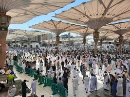 medina, saudi Arabien, okt 2022 - en skön se av profet moskéer yttre gård och elektronisk paraplyer. foto