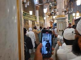 medina, saudi Arabien, okt 2022 - muslim pilgrimer är gående till besök roza rasool på masjid al nabawi medina.. foto