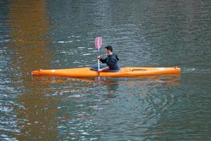 bilbao, vizcaya, spanien, 2022 - idrottare Träning i kanot på de nervion flod i bilbao stad, foto