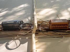 korsning lådor av elektrisk och internet kablar på en hus vägg foto