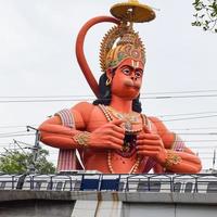 stor staty av herre hanuman nära de delhi metro bro belägen nära karol bagh, delhi, Indien, herre hanuman stor staty rörande himmel foto