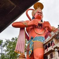 stor staty av herre hanuman nära de delhi metro bro belägen nära karol bagh, delhi, Indien, herre hanuman stor staty rörande himmel foto