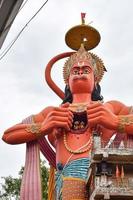 stor staty av herre hanuman nära de delhi metro bro belägen nära karol bagh, delhi, Indien, herre hanuman stor staty rörande himmel foto