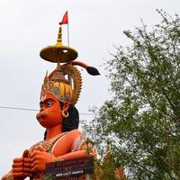 stor staty av herre hanuman nära de delhi metro bro belägen nära karol bagh, delhi, Indien, herre hanuman stor staty rörande himmel foto