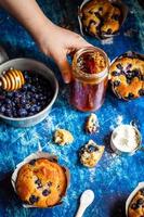 färsk honung och blåbärmuffins foto