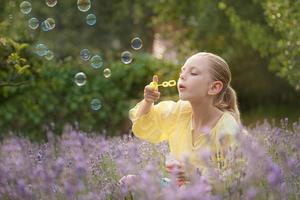 skön liten flicka i en fält med lavendel. foto